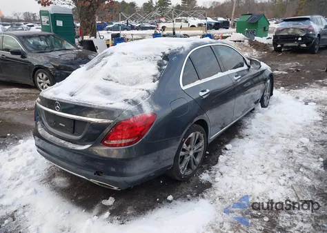 2015 Mercedes-Benz C 300 z USA, uszkodzony, nr VIN 55SWF4JB7FU045803